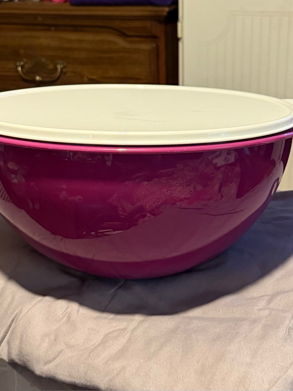 Tupperware Purple 32 cup plastic Mixing Bowl with White lid